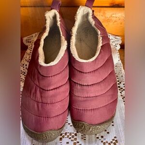 Keen Women's Maroon Quilted Slipper Shoes